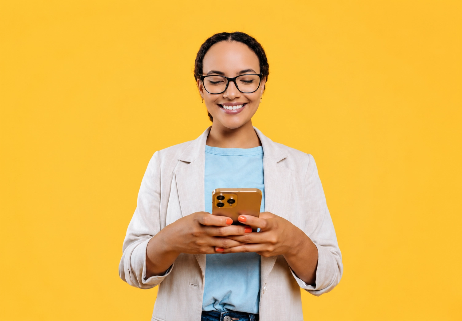 Clienta de HEKA Entrega gestionando sus envíos con una sonrisa desde el celular